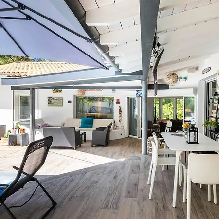D'architecte Avec Piscine Chauffee Et Borne De Recharge, Parfaite Pour Des En Famille - Fr-1-791-4 Villa *