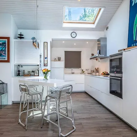 Villa D'architecte Avec Piscine Chauffee Et Borne De Recharge, Parfaite Pour Des En Famille - Fr-1-791-4 *